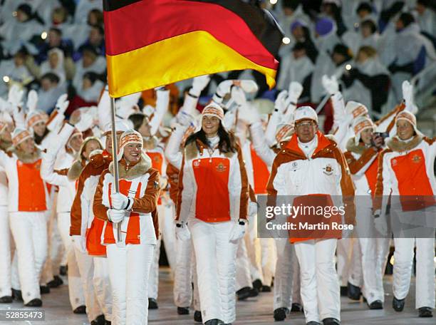 Salt Lake City; EINMARSCH DER NATIONEN/Einmarsch der deutschen Olympiamannschaft mit der Fahnentraegerin Hilde GERG