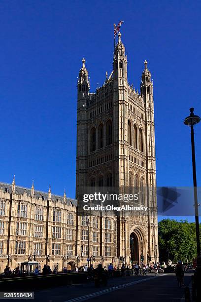 palacio de westminster (casas del parlamento) y victoria de la torre, londres. - victoria tower fotografías e imágenes de stock