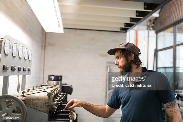 働く男性のグルメコーヒー、焼き工場 - 焙煎 ストックフォトと画像