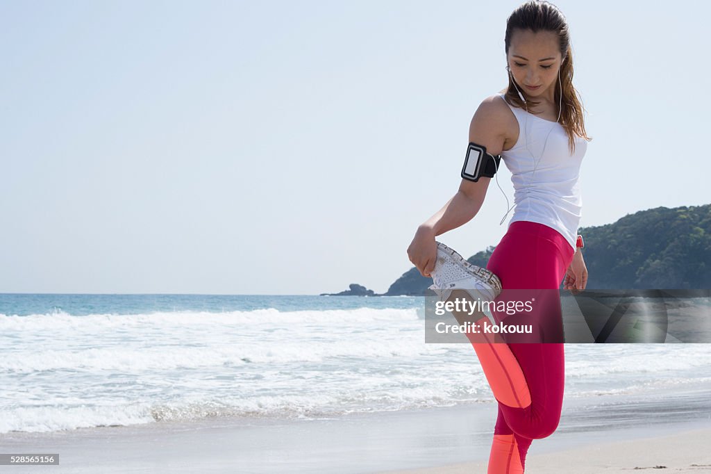 Runner that the ankle of training at the seaside