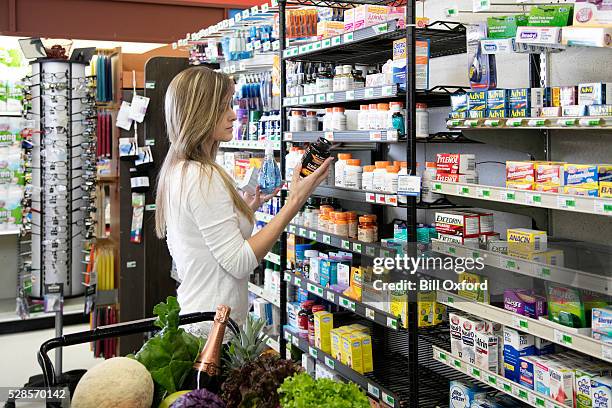 mujer compras de suministros de salud y belleza - vitaminas fotografías e imágenes de stock