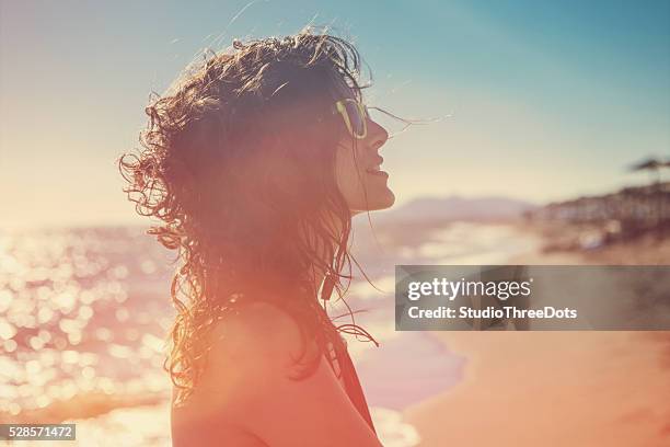 hermosa mujer en caluroso día de verano - sunny side fotografías e imágenes de stock
