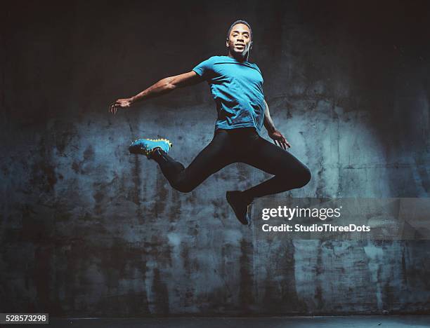 muskuläre junger mann springt - tanzkunst stock-fotos und bilder