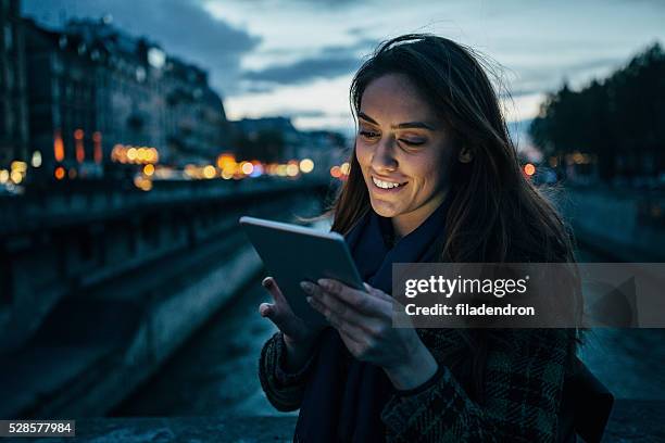 mulher usando comprimido à noite - surfar na net imagens e fotografias de stock