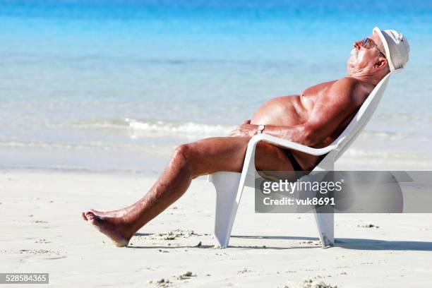 dormitorio en la playa - man on the beach relaxing in deckchair fotografías e imágenes de stock