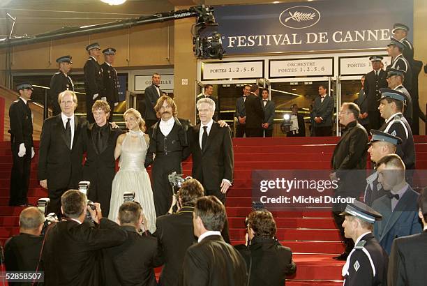 William Hurt, Ashton Holmes, Maria Bello, Viggo Mortensen and David Cronenberg attend the preview of "A History of Violence",David Cronenberg 's...