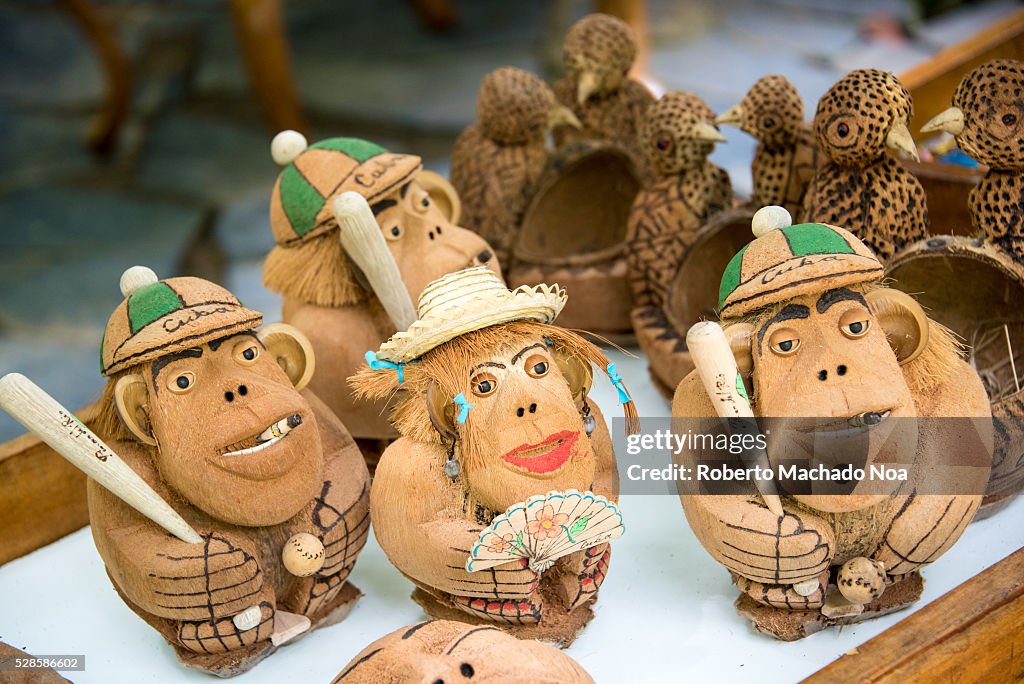 Artisanal work: monkeys holding bats and baseball gloves...