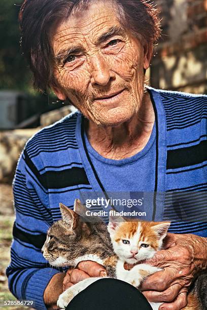 porträt von einer alten ethno-frau - old woman cat stock-fotos und bilder