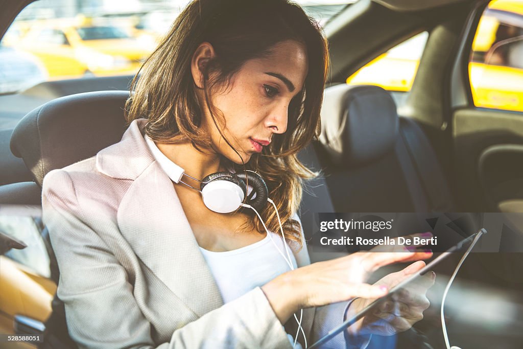 Business-Frau In ein Taxi
