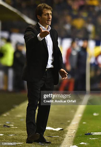 Guillermo Barros Schelotto head coach of Boca Juniors gives instructions to his players during a second leg match between Boca Juniors and Cerro...