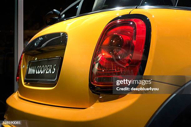 jaune mini cooper s voiture dans une vitrine - poupe photos et images de collection