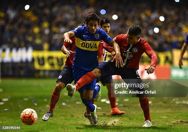 Cesar Melli of Boca Juniors and Junior Alonso of Cerro battle for the ball during a second leg match between Boca Juniors and Cerro Porteno as part...