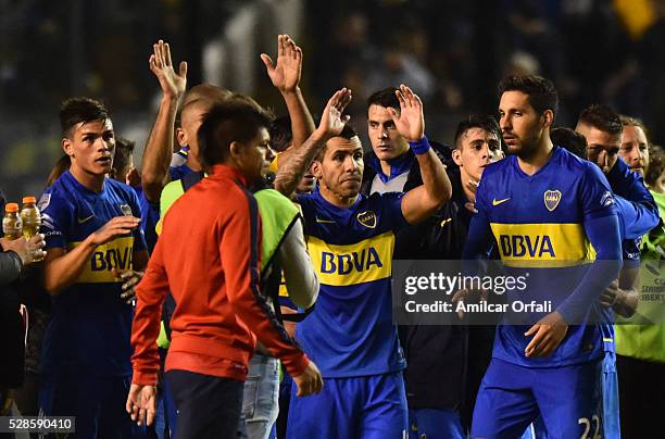 Carlos Tevez and his teammates celebrate after winning a second leg match between Boca Juniors and Cerro Porteno as part of round of sixteen of Copa...