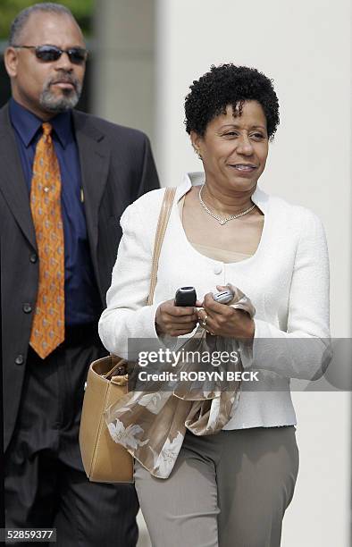 Actress Vernee Watson-Johnson is accompanied by a security guard of US pop star Michael Jackson as she leaves Santa Barbara County Superior Court in...