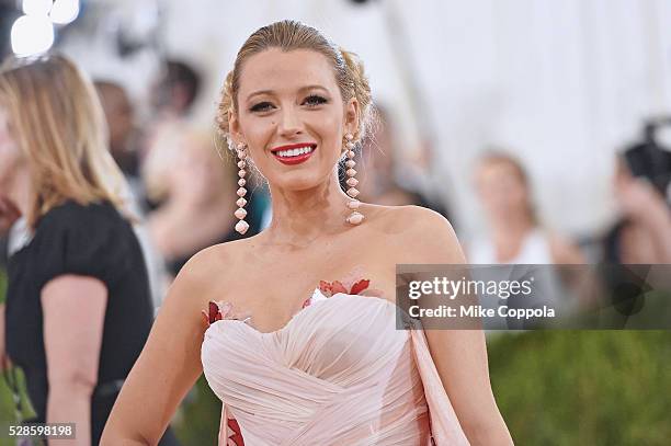 Blake Lively attends the "Manus x Machina: Fashion In An Age Of Technology" Costume Institute Gala at Metropolitan Museum of Art on May 2, 2016 in...