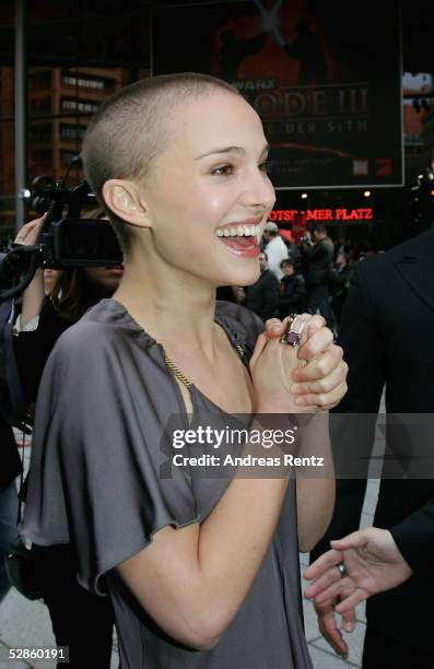 Actress Natalie Portman arrives for the German premiere of 'Star Wars - Episode III - Revenge of the Sith' on May 17, 2005 in Berlin, Germany. The...