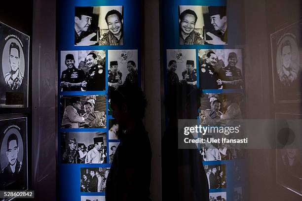 Visitor looks at pictures of Soeharto at Soeharto museum on May 06, 2016 in Yogyakarta, Indonesia. Survivors of Indonesia's anti-communist massacres...