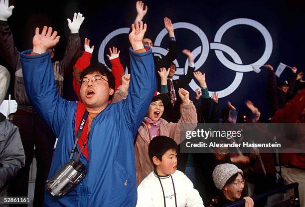 Am 08.02.98, Japanische FANS/ZUSCHAUER/FAN/OLYMPISCHE RINGE