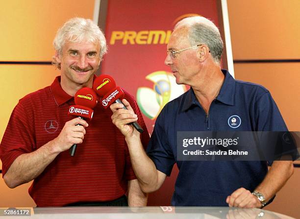 In JAPAN und KOREA, Miyazaki; PREMIERE/Moderator Patrick WASSERZIEHR mit Gaesten im Studio; TEAMCHEF Rudi VOELLER/GER, Franz BECKENBAUER; FOTO...