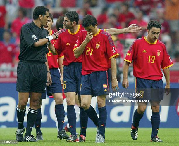 In JAPAN und KOREA, Gwangju; Match 59/VIERTELFINALE/SPANIEN 5 n.E.; Schiedsrichter Gamal GHANDOUR/EGY mit Fernando HIERRO, Luis Enrique und XAVI/ESP