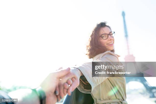 together in paris in the tour eiffel - couple paris tour eiffel trocadero stockfoto's en -beelden