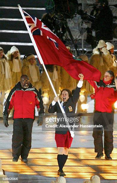 Salt Lake City; EINMARSCH DER NATIONEN/Einmarsch der Olympiamannschaft von BERMUDA mit Patrick SINGLETON als Fahnentraeger und einziger Vertreter...