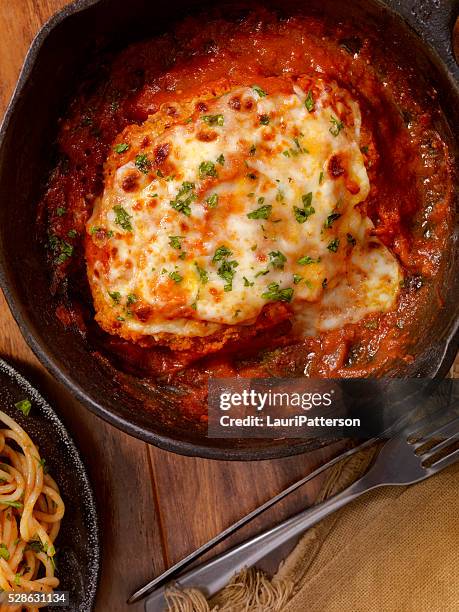 chicken parmesan with spaghetti - chicken parmigiana stock pictures, royalty-free photos & images