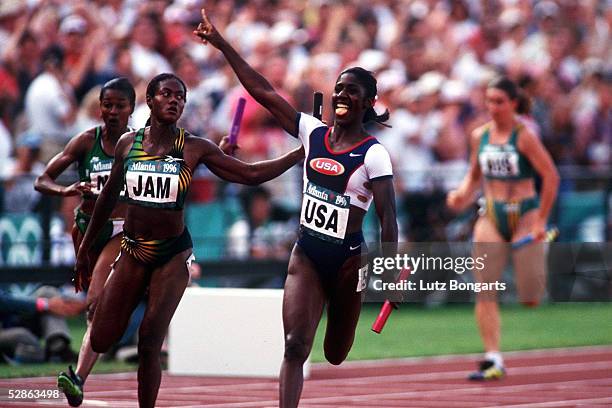 4x100m Frauen ATLANTA 1996 3.8.96, GOLD - MEDAILLE fuer USA - STAFFEL, BRONZE fuer JAMAIKA, lks.: Merlene OTTEY/JAM, Gwen TORRENCE/USA