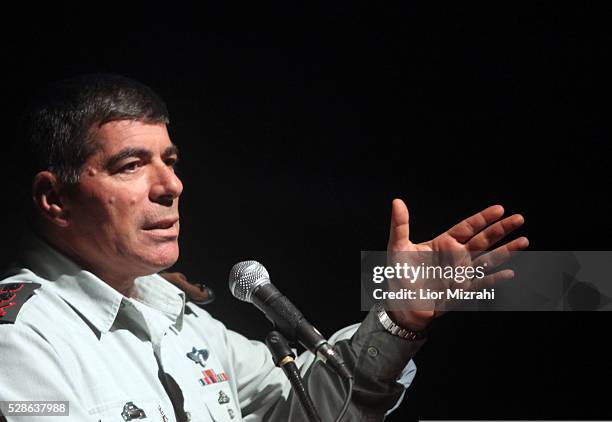 Israeli Chief of Staff Lt Gen Gabi Ashkenazi speaks to students on December 26, 2010 in Jerusalem, Israel.