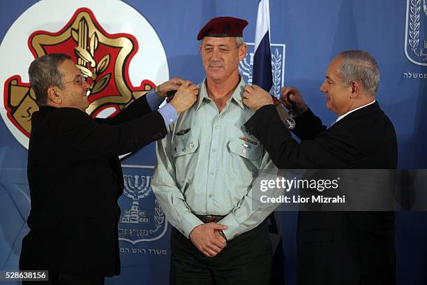 Israel's Army 20th Chief of Staff Benny Gantz receives the rank of lieutenant-general from Prime Minister Benjamin Netanyahu and Defense Minister...
