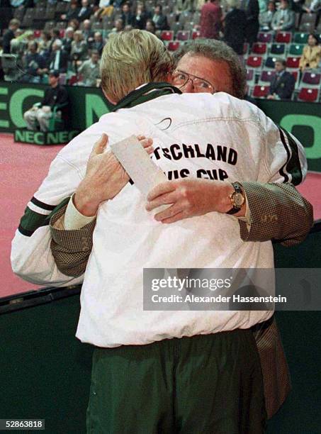 In BREMEN; DEUTSCHLAND - SUEDAFRIKA; Boris BECKER begruesst seinen Vater Karl-Heinz BECKER