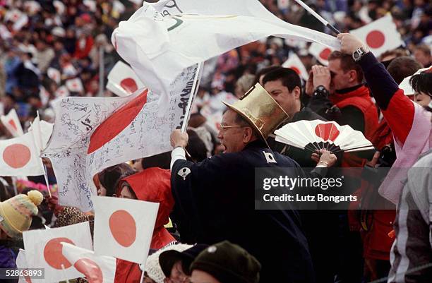 Eroeffnungsfeier 07.02.98, Japanische FANS/ZUSCHAUER/FAN/FLAGGE/FAHNEN