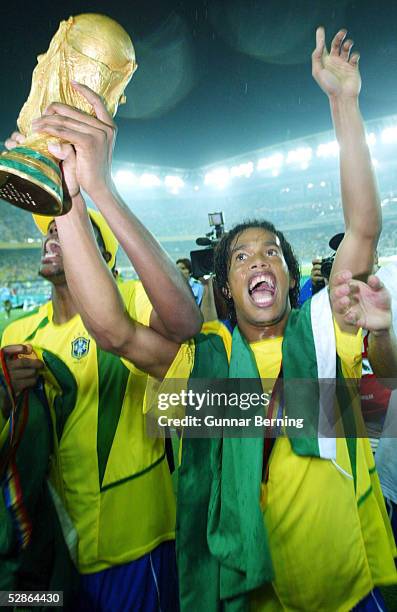 In JAPAN und KOREA, Yokohama; Match 64/FINALE/DEUTSCHLAND 2; BRASILIEN WELTMEISTER 2002; JUBEL RONALDINHO/BRA -mit Pokal -