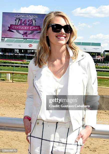 The 2016 Oaks First Lady Kate Upton attends the 2016 Kentucky Oaks at Churchill Downs on May 6, 2016 in Louisville, Kentucky.