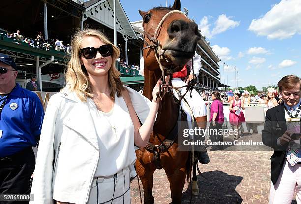 The 2016 Oaks First Lady Kate Upton attends the 2016 Kentucky Oaks at Churchill Downs on May 6, 2016 in Louisville, Kentucky.