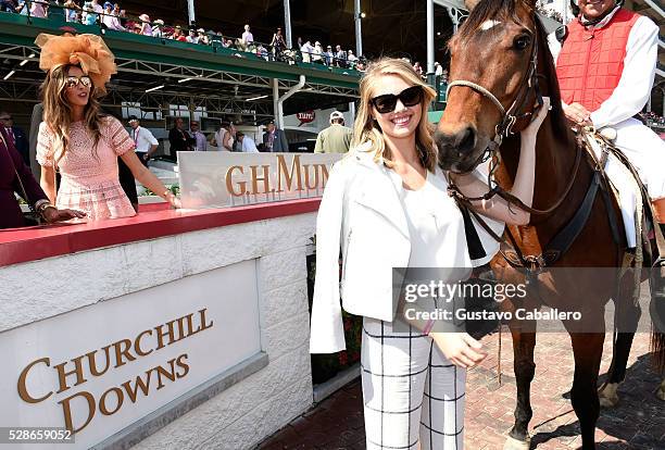 The 2016 Oaks First Lady Kate Upton attends the 2016 Kentucky Oaks at Churchill Downs on May 6, 2016 in Louisville, Kentucky.