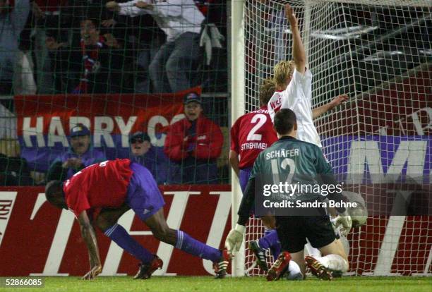 Bundesliga 03/04, Muenchen; SpVgg Unterhaching - 1. FC Nuernberg; Tor zum 1:1 durch Darlington OMODIAGBE/Unterhaching, Alexander...