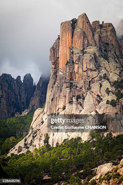 les aiguilles de bavella sous les nuages, corse, france - aiguilles de bavella foto e immagini stock