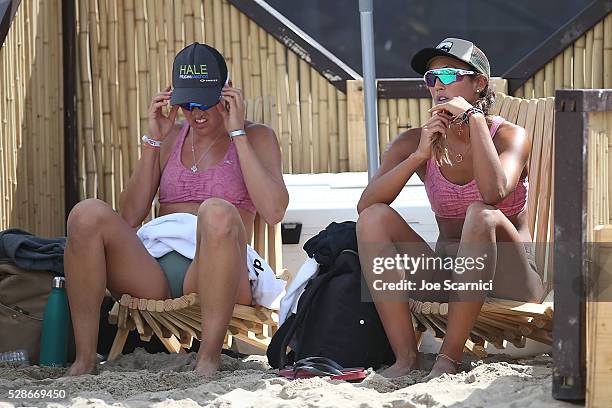 Angela Bensend and Geena Urango rest between points against Ali McColloch and Kelly Reeves at the AVP Huntington Beach Open on May 06, 2016 in...