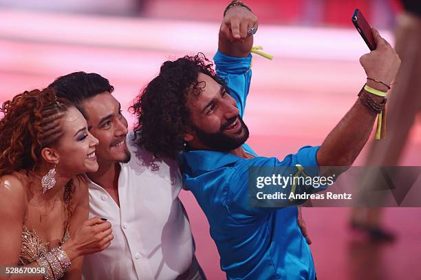 Oana Nechiti, Erich Klann and Massimo Sinato smile during the 8th show of the television competition 'Let's Dance' on May 06, 2016 in Cologne,...