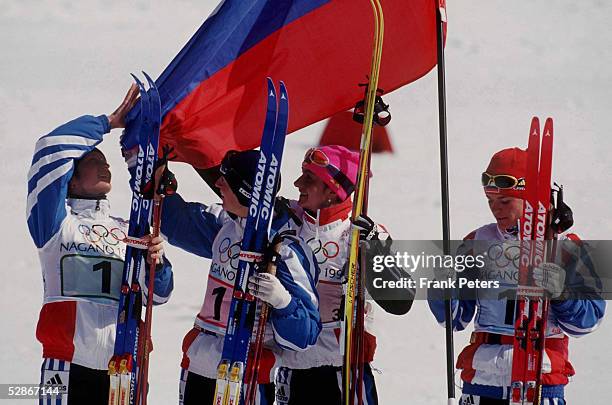 4x5 km Staffel Frauen 16.02.98, Olga DANILOVA/Nina GAVRYLIOUK/Elena VAELBE/Larissa LAZUTINA JUBEL mit russischer Flagge RUS-TEAM