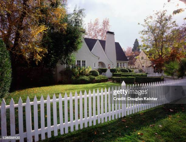 house with white picket fence - picket fence stockfoto's en -beelden