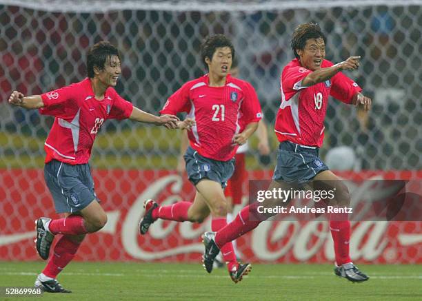 In JAPAN und KOREA, Busan; GRUPPE D/SUEDKOREA - POLEN ; JUBEL nach TOR zum 1:0/Chong Gug SONG, Ji Sung PARK, TORSCHUETZE Sun Hong HWANG/KOR