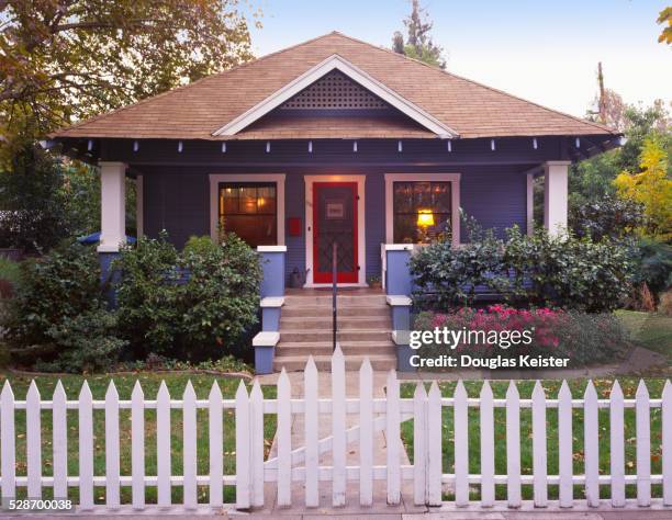 small craftsman bungalow - picket fence stockfoto's en -beelden