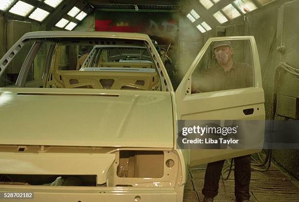 painting cars at skoda factory - skida stock pictures, royalty-free photos & images