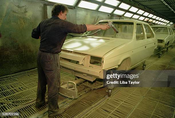 painting cars at skoda factory - skida stock pictures, royalty-free photos & images