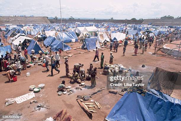 people in kigoma refugee camp - campo de refugiados fotografías e imágenes de stock