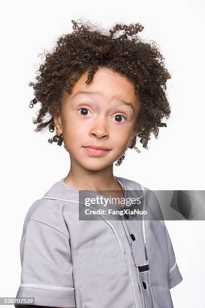 boy elevar las cejas - levantar las cejas fotografías e imágenes de stock