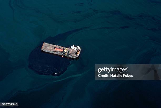 boat surrounded by oil spill - exxon valdez spill stock pictures, royalty-free photos & images