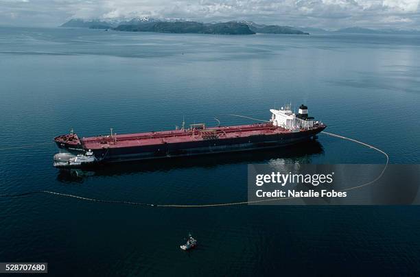 exxon valdez anchored - ölpest stock-fotos und bilder